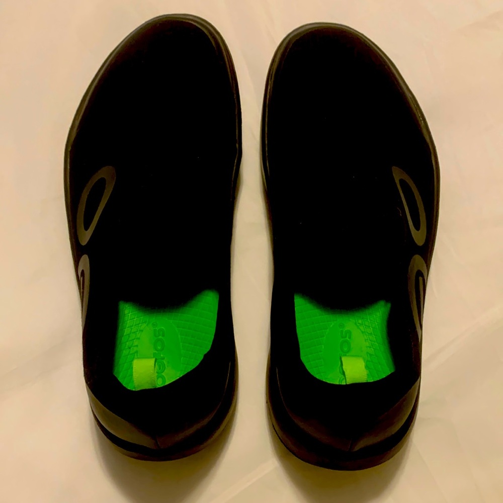 OOFOS size 11 / EU 44.  Worn a few times in excellent condition.